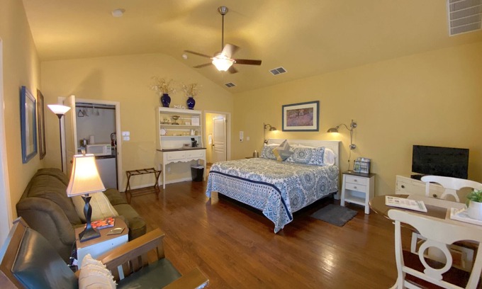 New Braunfels Cottage | Across Street From Comal River, 1 Block To Schlitterbahn, 3 Blocks To Downtown