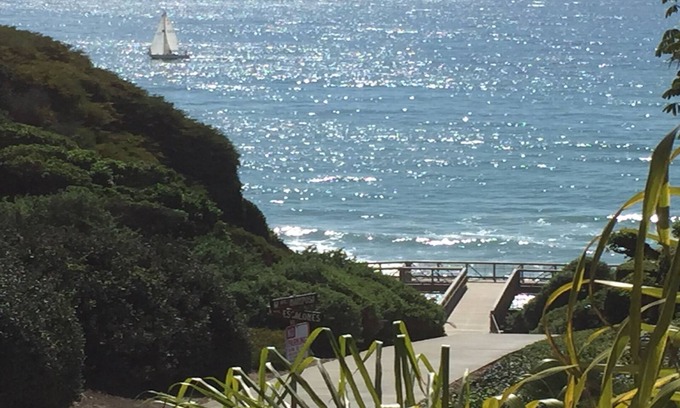 San Clemente Condo | 🌺 ACROSS STREET FROM BEACH, PEEK-A-BOO OCEAN VIEW, BBQ, WALK TO TOWN 🌺