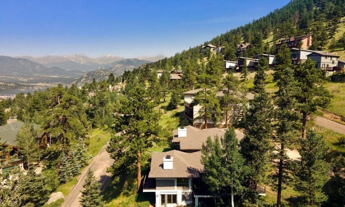 Windcliff Estates House | Adams Vacation Home at Windcliff by RedAwning