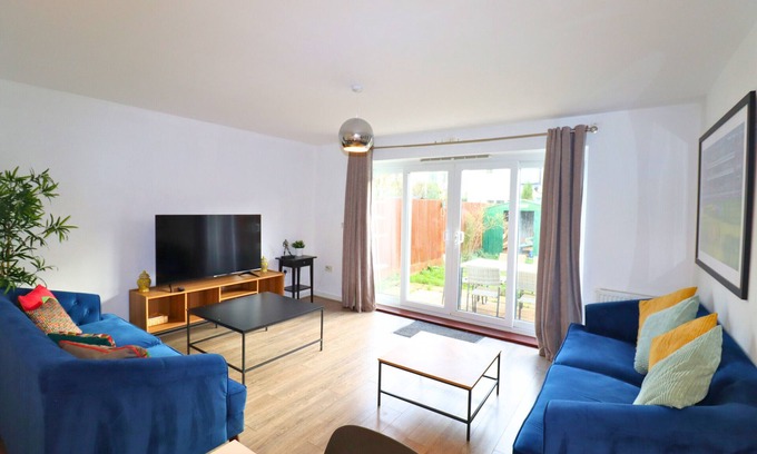 Runnymede Apartment | Addlestone: Stylish & Modern Four Bedroom (Three & half Bath) Townhouse