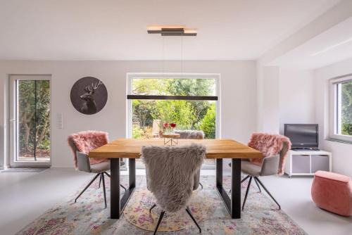Hillesheim House | Adenauer Zwölf - Das 5 Sterne Ferienhaus mit Sauna und Garten am Eifelsteig