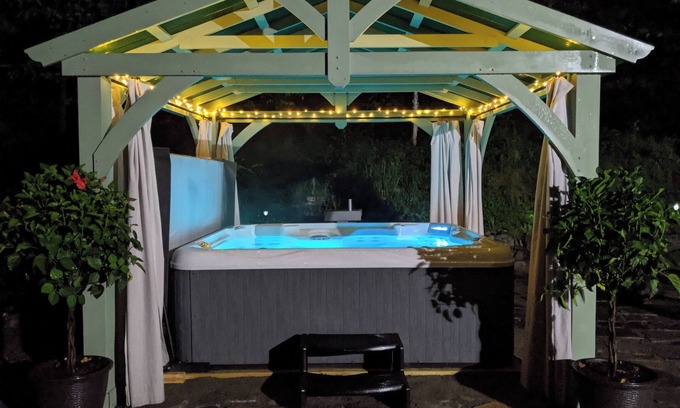Saranac Lake House | Adirondack Artist Retreat -spacious 5 bedroom w/9 person hot tub and more!