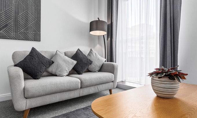 Westminster Apartment | Adjacent to Buckingham Palace & Westminster Abbey