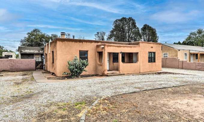 Alamedan Valley House | Adobe Albuquerque Home about 5 Mi to Old Town!