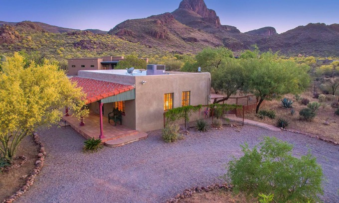 Cortaro House | Adobe Home w/Mt Views -Hacienda Del Cholla