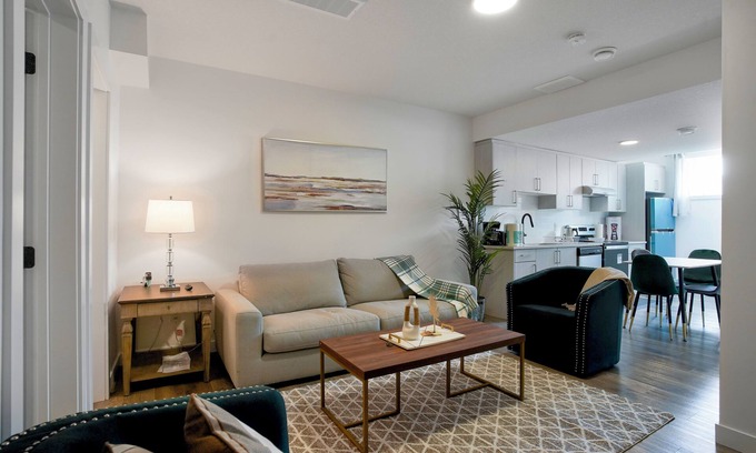 Jasper Place Apartment | Adorable 1 bedroom suite - 8mins from West Edmonton Mall