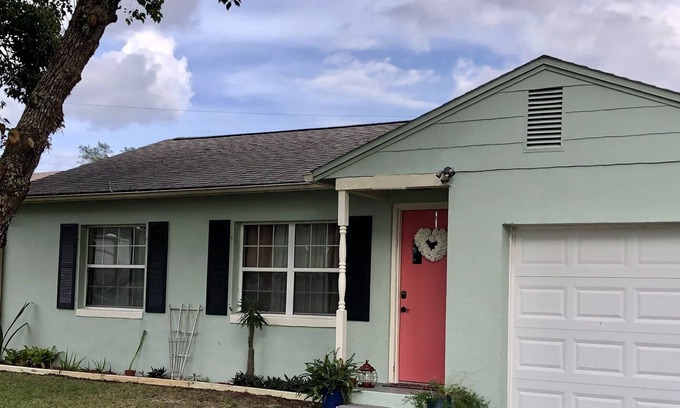Cocoa House | Adorable 1950's Cottage Central to Everything