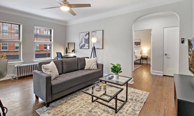 Evanston Apartment | Adorable 1BR Apt in Evanston w/Onsite Laundry