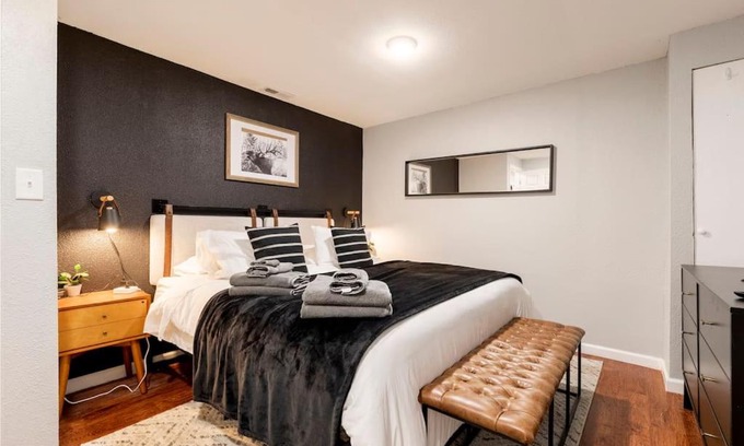 Montbello House | Adorable 2-Bedroom Modern Basement