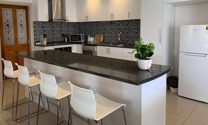 Fawkner House | Adorable - 3 BR guest house close to Melb Airport