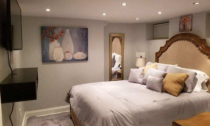 Downtown Baltimore Apartment | Adorable and blocks from M&T Stadium/Camden Yards