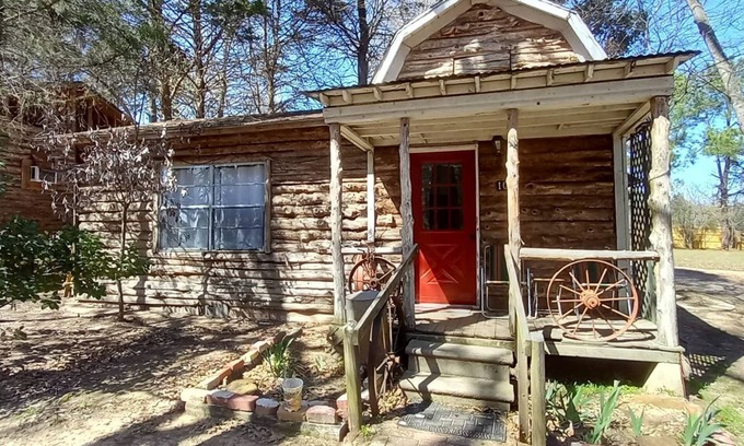 Canton Cabin | ADORABLE BOHO CABIN JUST RENOVATED & ONLY 2 MILES TO TRADE DAYS