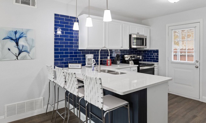Carter Riverside House | Adorable Bungalow - 5 Min. to Downtown!