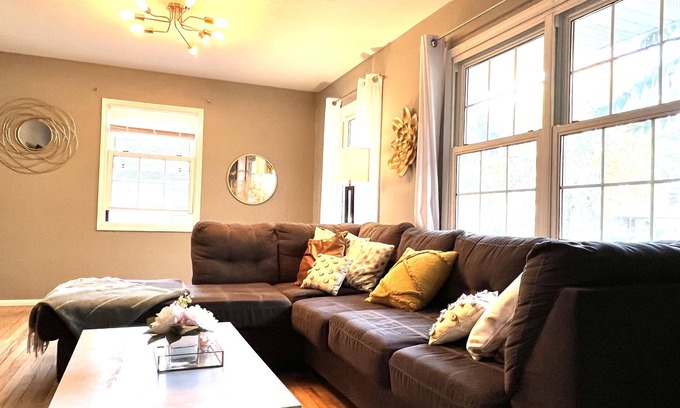 West Lafayette House | Adorable Comfy 4Bd3Ba Cottage walk to Purdue with Game Arcade + Ping Pong Table!