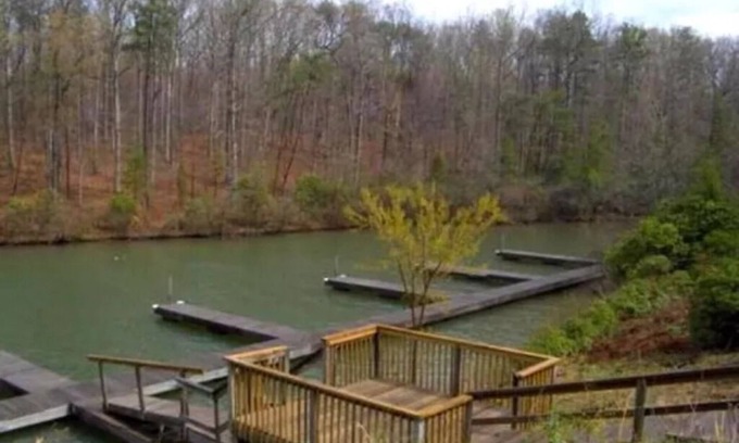 Livingston Condo | Adorable condo or corporate use apartment on Lake Anna