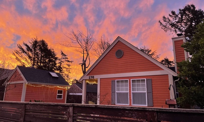 Manzanita Cottage | Adorable Cottage, close to beach and town, dog friendly, 30+ days only