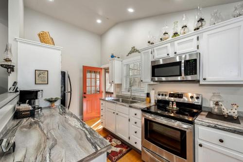 Mentone House | Adorable Cottage with Fire Pit, Yard and Jacuzzi in Mentone, Alabama