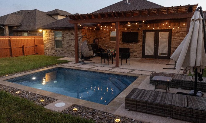 Brownsville House | Adorable Cozy home With POOL. 35 min to SPI or Space X!