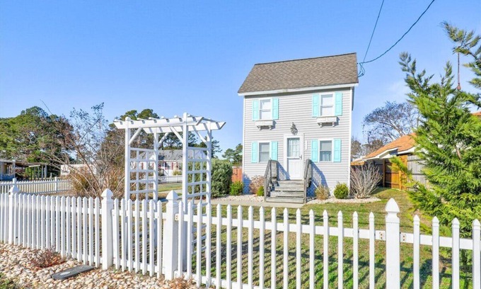 Chincoteague House | Adorable Dog-Friendly Cottage in the heart of Chincoteague!