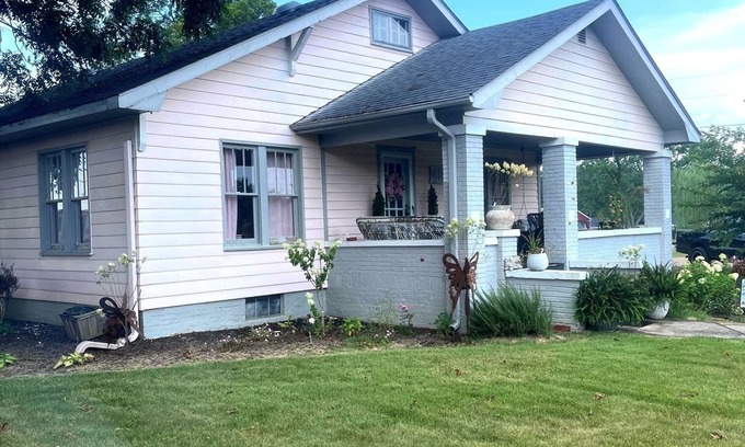 Athens House | Adorable Farmhouse Conveniently Located to Athens/Madison/Huntsville/Decatur