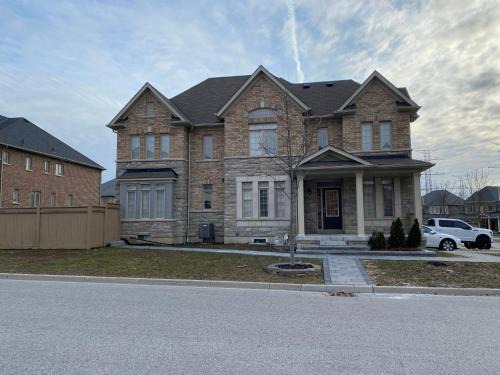Ajax House | Adorable Full house in Ajax Incl Basement