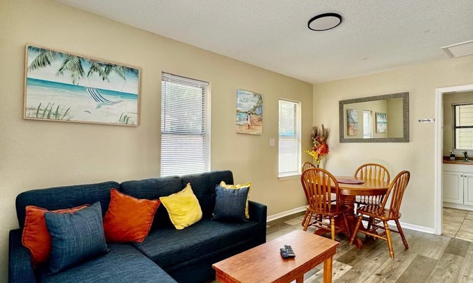 St. Petersburg - Clearwater House | Adorable guest house 5 miles from the beach!