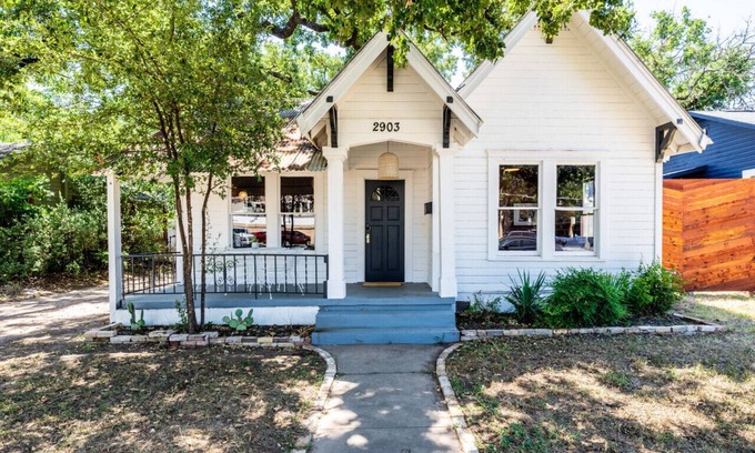 Cherrywood House | Adorable Historic Home, Super Close to UT, Moody Center, and Downtown