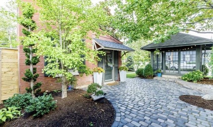 St. Charles Historic District House | 🌟 Adorable Historic 🏠 in the ❤️ of St. Charles 🌟