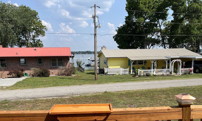 Copeland House | Adorable lake getaway