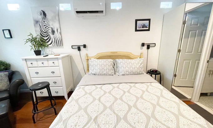 United Central Apartment | Adorable Modern Studio West, Clean & Comfy