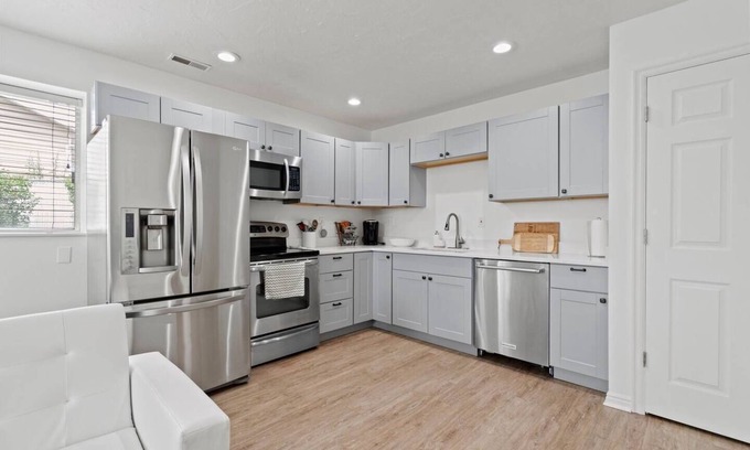 Bonneville House | Adorable & private 4 BR- conveniently located!!