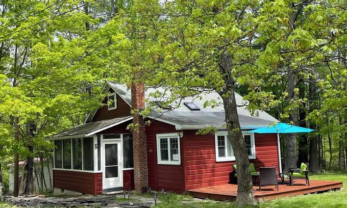 Woodstock Cabin | Adorable Red Cottage, walking distance to Woodstock