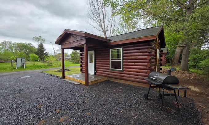 Waterloo Cabin | Adorable rustic cabin with glamping charm in Waterloo!