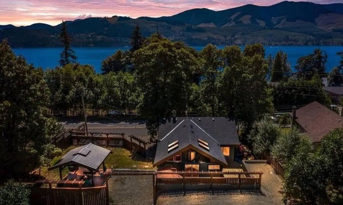 Youbou House | ☼Adorable Suite☼ just Steps from the Lake