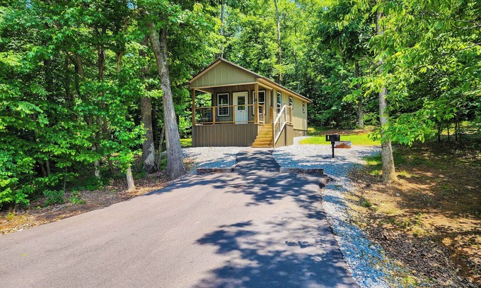 Guntersville Apartment | Adorable Tiny House Cabin- Lake Guntersville