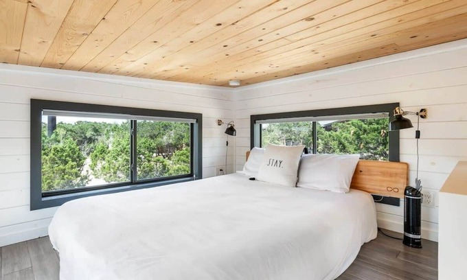 Dripping Springs Cabin | Adorable Tiny Home #3 @IRDS- Starlink WiFi