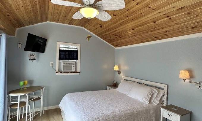 Apollo Beach House | Adorable Waterfront guest house