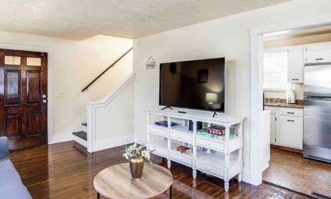 West Irondequoit House | 👌Adorable within min of lake in quiet neighborhood