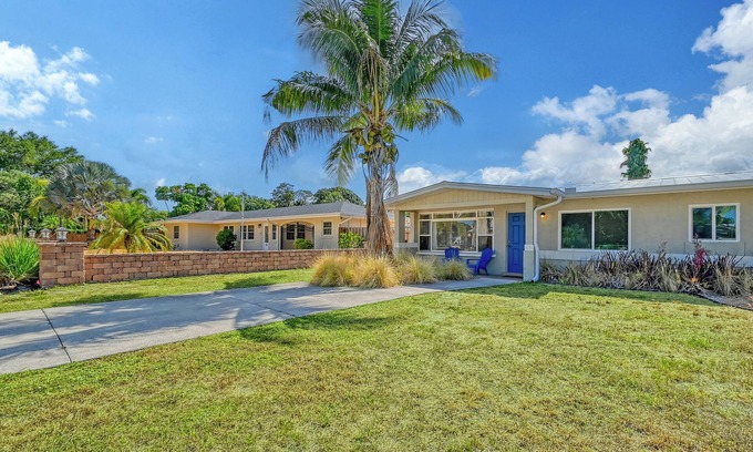 Sarasota Apartment | Adorable1/1 - Walk to Siesta Key!
