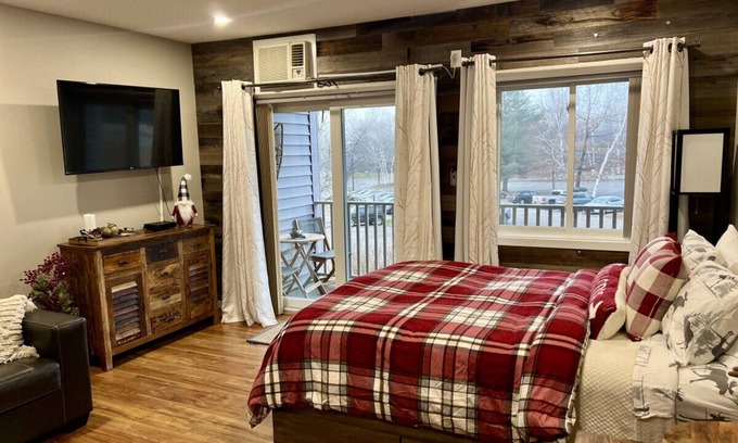 Lincoln Condo | Adventure Awaits! Loon Mountain Studio apt w/Pool & Hot Tub