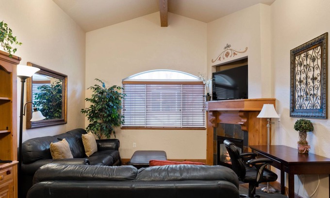 Midway Villa | Adventure Hub~Backcountry Ski|Snowmobile|Scuba Diving Villa 3049-2
