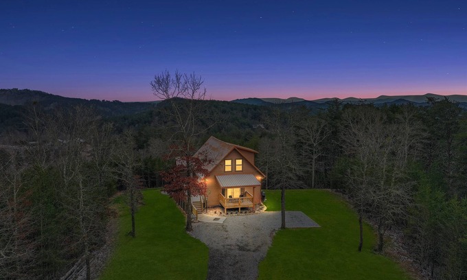 Turtletown Cabin | Adventure & Relaxation:Rafting, Hiking & S’mores!
