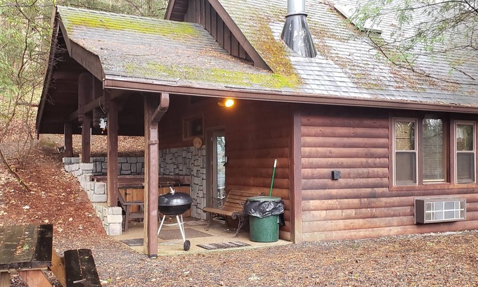 Lansing Cabin | Adventurer's Lodge, a charming 3-bedroom cabin with WiFi in quiet Lansing, WV.
