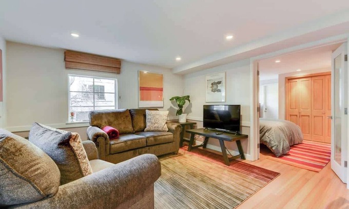Crocker Highlands House | Aesthetically Elegant Downstairs Unit in Oakland