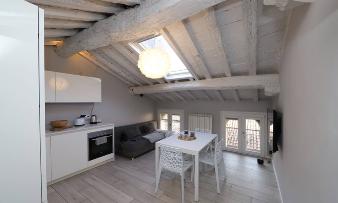 Old Town Apartment | Affascinante Alloggio Suite nel Cuore di Modena