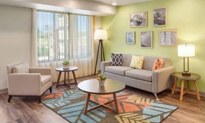 Austin Hotel | Affordable 2-Queen Room w/Kitchenette- Stay Near It All