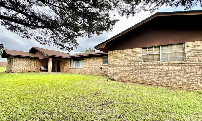 Negreet House | Affordable Comfort Near Toledo Town- Relax at The Toledo Bend Getaway