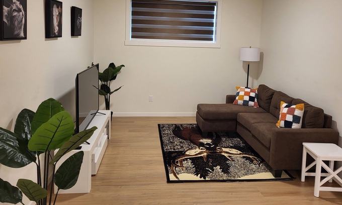 Southeast Edmonton Apartment | Affordable getaway homely haven - Edmonton