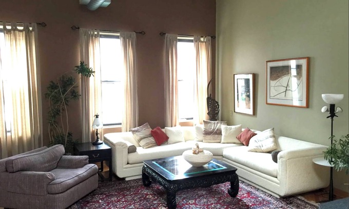 Near North Side Apartment | Affordable Month to Month In The Heart Of Chicago. 30 Day Minimum Bookings.