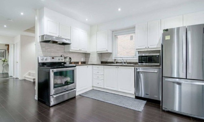 Brampton West House | Affordable Quiet 3 Bdrms + 2.5 bath Home in Toronto Area
